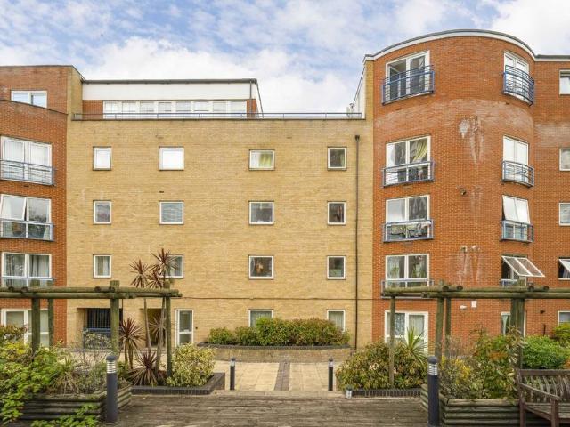 Apartment for rent in Poplar Grove, Greater London