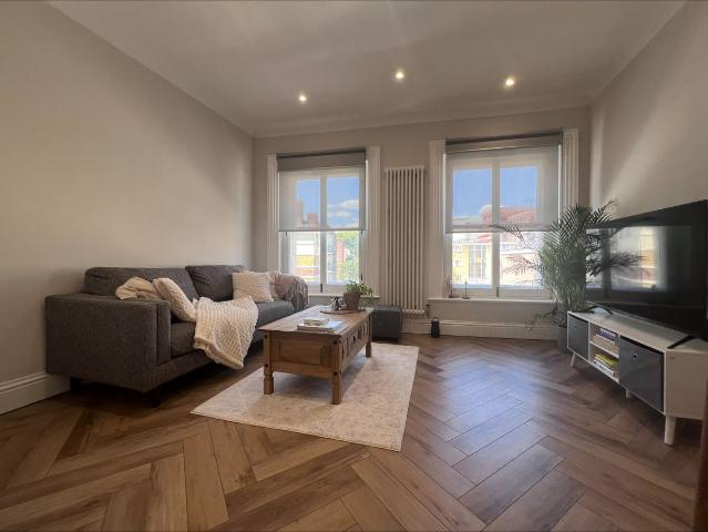 Apartment for rent in Poplar Grove, Greater London
