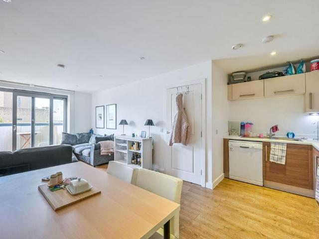 Apartment for rent in Poplar Grove, Greater London