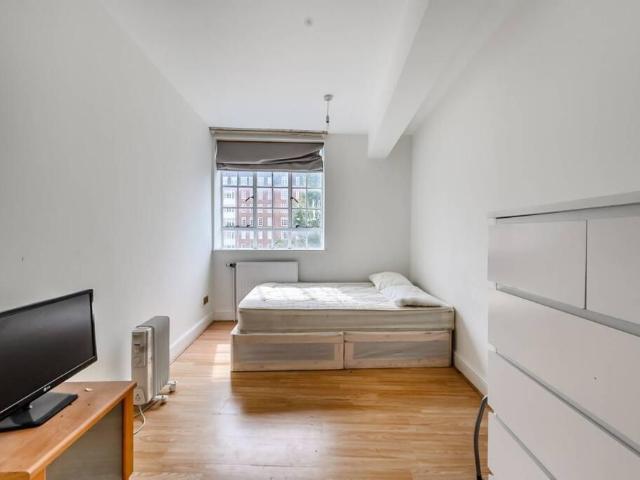 Room for rent in Saint Matthias Estate, Poplar Grove