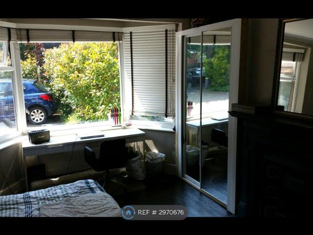 Room for rent in London Borough of Merton, Merton Park