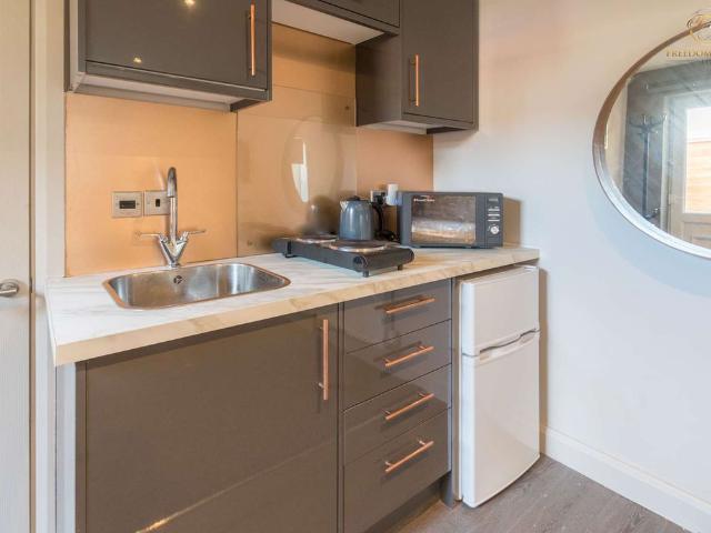 Room for rent in New England, Peterborough