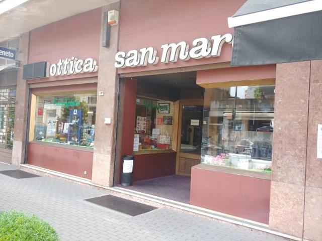 Locale Commerciale in vendita a Pordenone, Friuli-Venezia Giulia