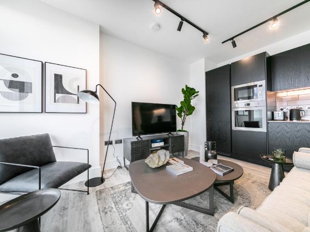 Apartment for rent in London Borough of Ealing, Park Royal