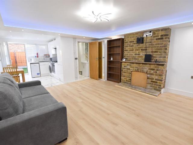 Studio for rent in West Drayton, Greater London
