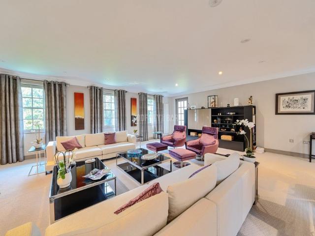 Apartment for rent in Harrow Weald, Greater London