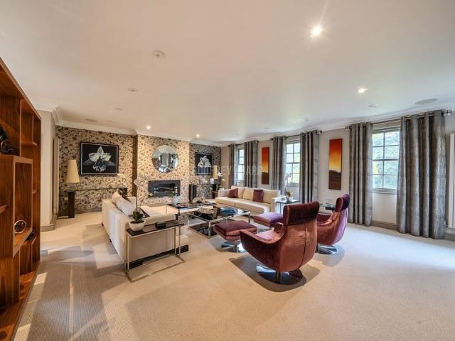 Apartment for rent in Harrow Weald, Greater London