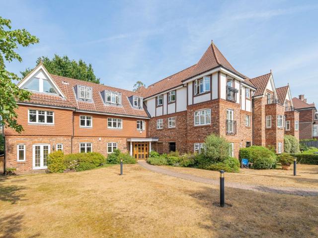 Apartment for rent in Blackhills, Surrey