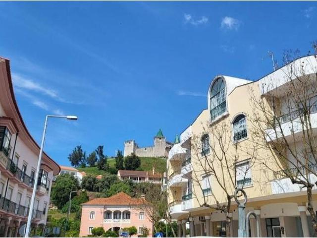 Ponto Comercial alugar em Porto De Mós, Rio Alcaide