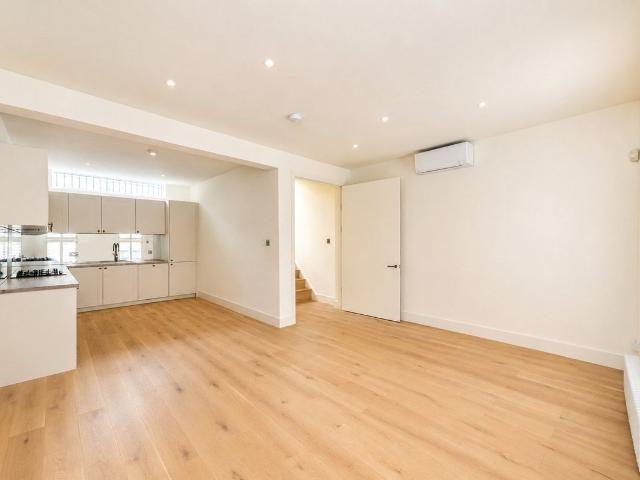 Apartment for rent in North Kensington, Greater London