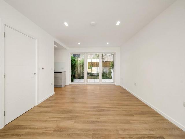 Apartment for rent in North Kensington, Greater London
