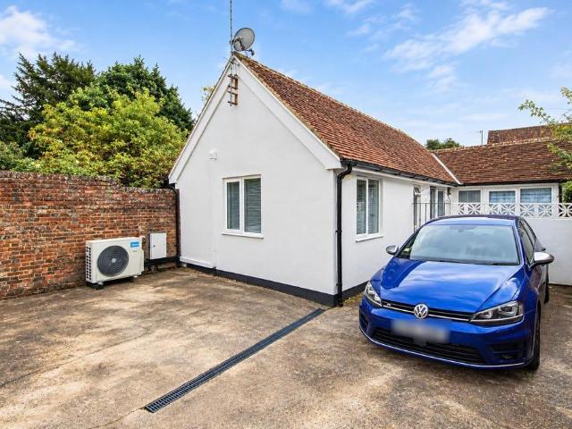 House for rent in Holloway Hill, Waverley