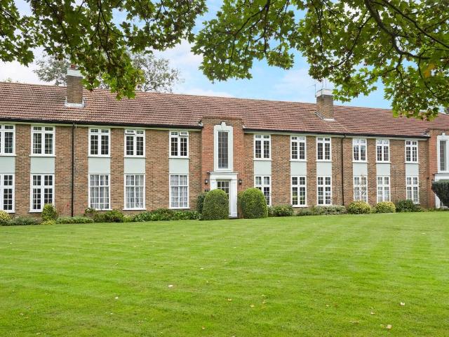 Apartment for rent in Blackhills, Surrey