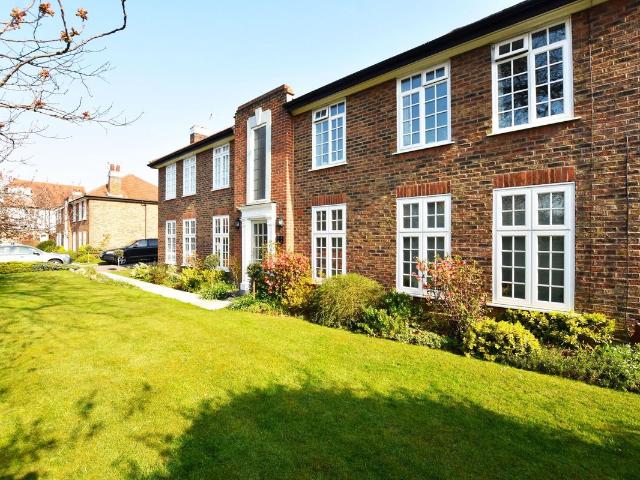 Apartment for rent in Blackhills, Surrey