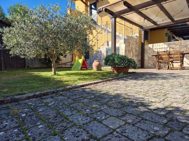 Villa Indipendente in vendita a Carrara, Toscana