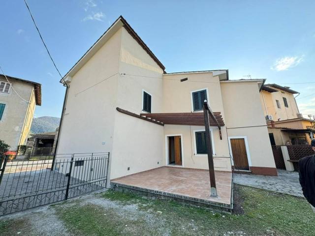 Villa Indipendente in vendita a Bagni Di Lucca Ponte, Toscana