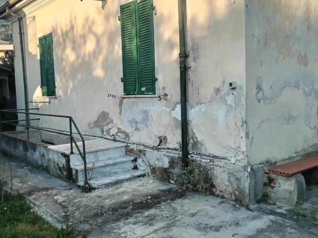 Villa Indipendente in vendita a Castagnola, Marina Di Massa