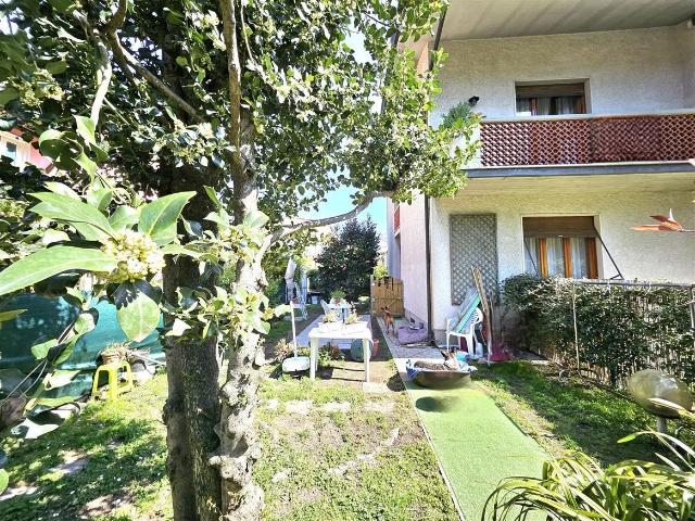 Villa Indipendente in vendita a Marina di Massa, Marina Di Massa