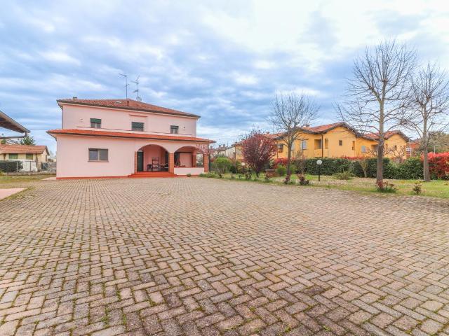 Villa Indipendente in vendita a Medicina, Reggio Emilia