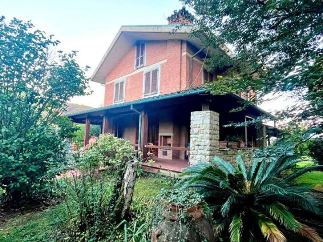 Villa Indipendente in vendita a Montignoso, Toscana