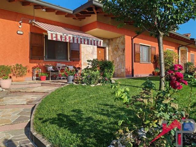 Villa Indipendente in vendita a Mornico Al Serio, Lombardia