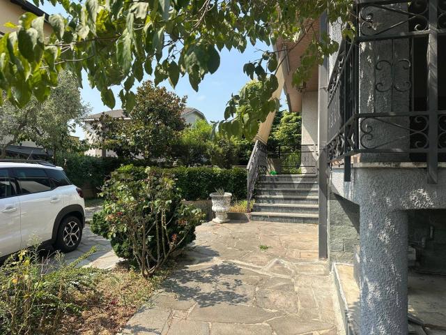Villa Indipendente in vendita a Oltrestazione, Legnano