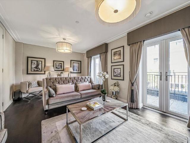 Townhouse for rent in St Margarets, Greater London