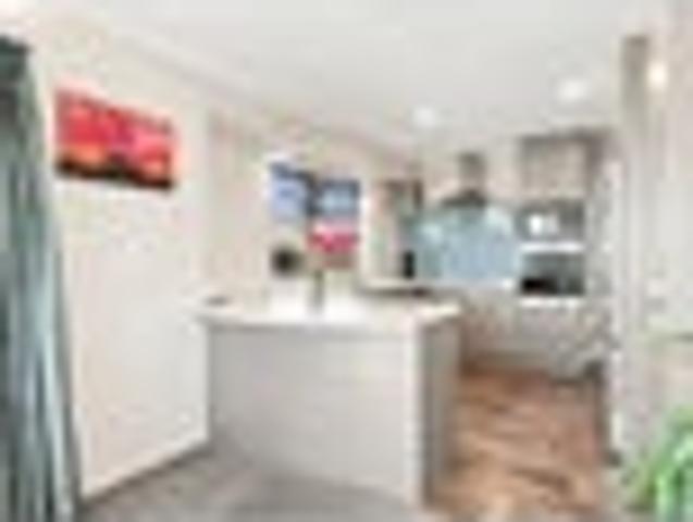 Townhouse for sale in Chaslands, Canterbury