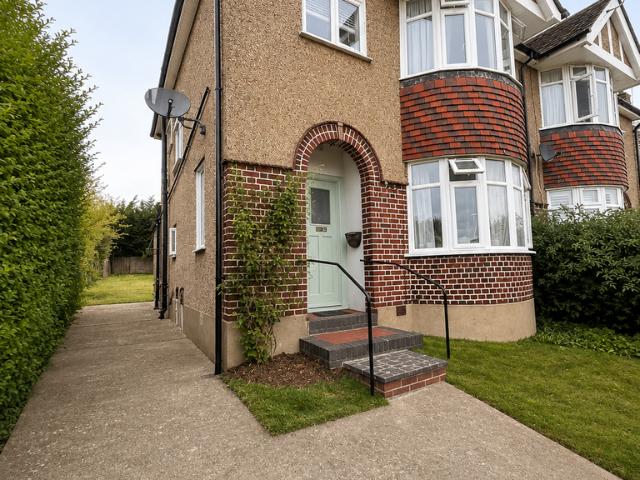 Apartment for rent in Northwood, Greater London