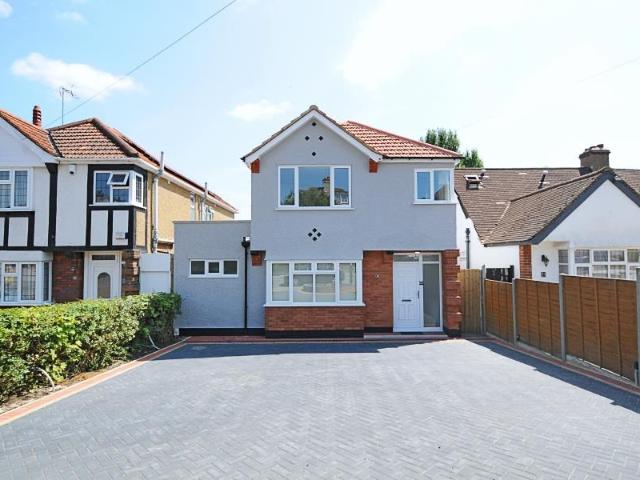 Apartment for rent in Northwood, Greater London