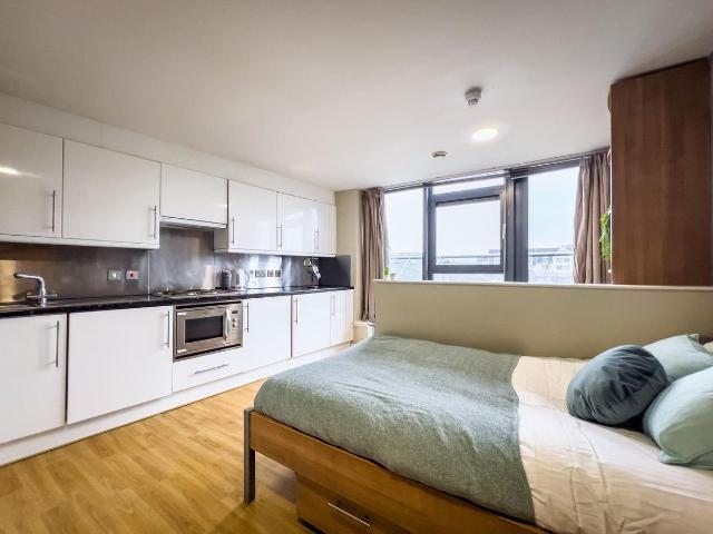 Studio for rent in Southside, Scotland