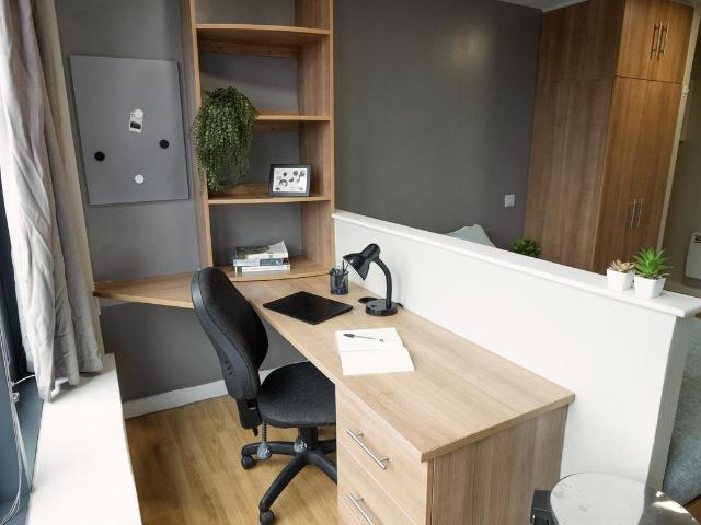 Studio for rent in Southside, Scotland