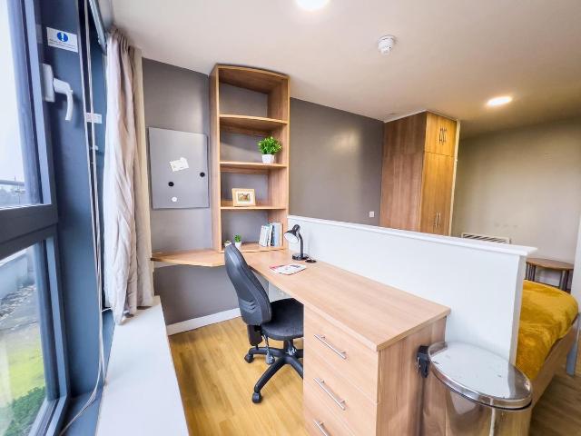 Studio for rent in Southside, Scotland