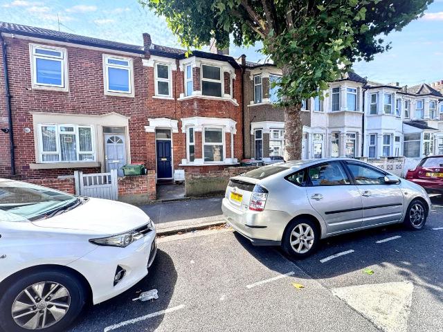 Apartment for rent in Plashet, Greater London