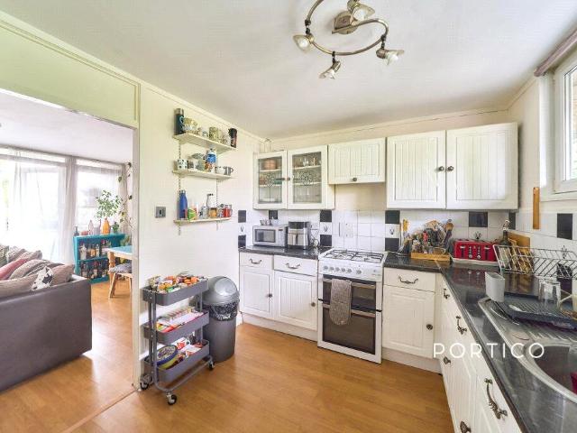 Apartment for rent in Blenheim Gardens Estate, Greater London