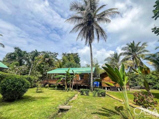 Cabaña de madera en venta en Carenero, Bocas del Toro