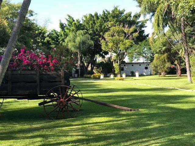 PRECIOSA FINCA SE VENDE COMO TERRENO CON JARDINES, ALBERCA, TENIS Y MÁS