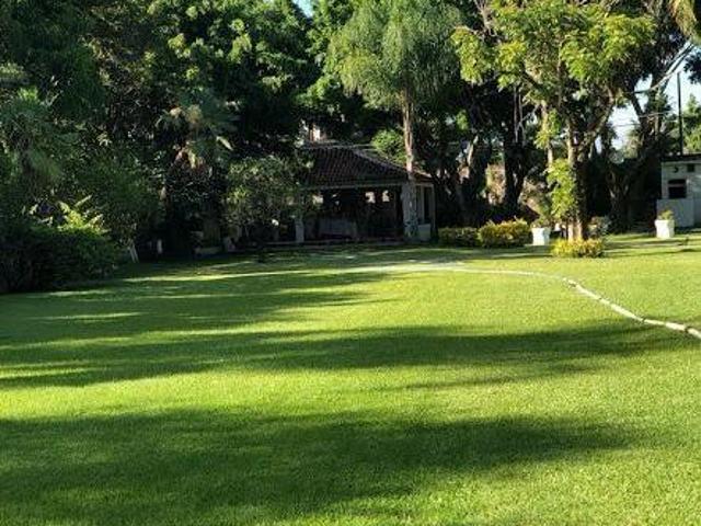 PRECIOSA FINCA SE VENDE COMO TERRENO CON JARDINES, ALBERCA, TENIS Y MÁS