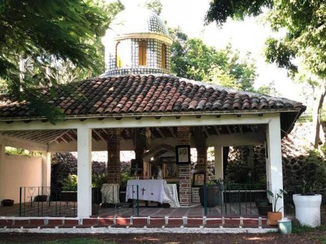 PRECIOSA FINCA SE VENDE COMO TERRENO CON JARDINES, ALBERCA, TENIS Y MÁS