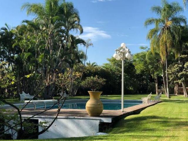 PRECIOSA FINCA SE VENDE COMO TERRENO CON JARDINES, ALBERCA, TENIS Y MÁS