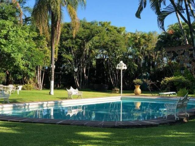 PRECIOSA FINCA SE VENDE COMO TERRENO CON JARDINES, ALBERCA, TENIS Y MÁS