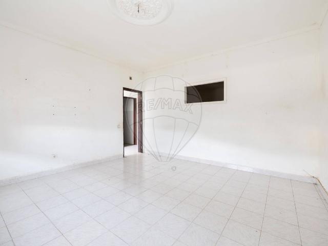 Prédio venda em Santiago Dos Velhos, Lisboa