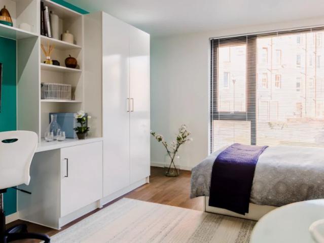 Studio for rent in Hillside, Leith
