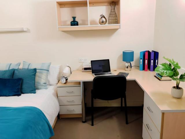 Studio for rent in Great Horton, West Yorkshire
