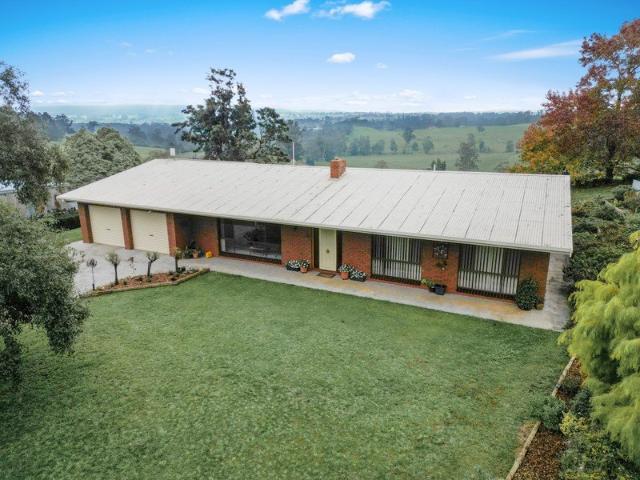 Cottage for sale in Drouin West, Victoria