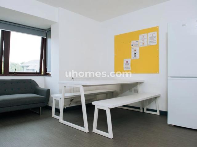 Room for rent in Weetwood, West Yorkshire