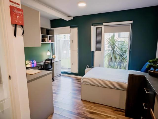 Studio for rent in Row Town, Surrey