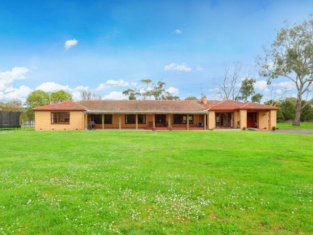 Cottage for sale in Breakaway Creek, Victoria