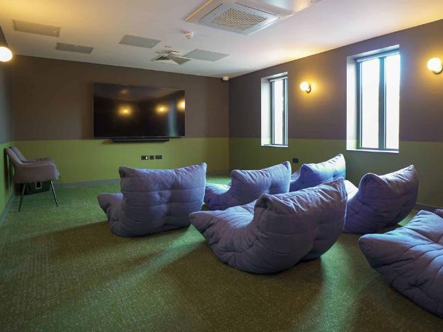 Studio for rent in Row Town, Surrey