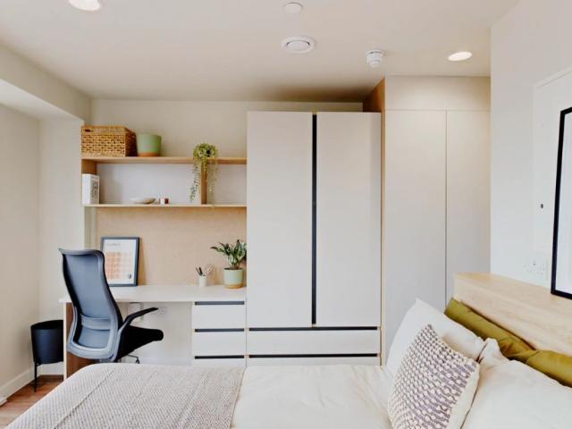Studio for rent in Hyde Park, West Yorkshire